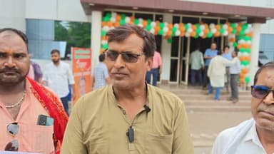 मऊ पहुंचे विधान परिषद सदस्य देवेंद्र प्रताप सिंह को शिक्षामित्रों ने सौंपा 7 सूत्रीय मांगपत्र
#Mau #ShikshaMitra #DevendraPratapSingh #Teacher #UttarPradesh #MauNews #KhabareAbhiTak