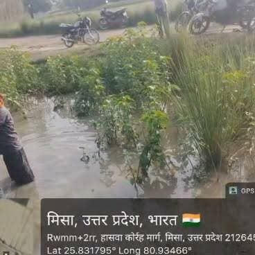 फतेहपुर में जल जीवन मिशन की पानी की टंकी फिर बनी चोरों का निशाना
11 सोलर पैनल उखाड़कर ले जाने का प्रयास, बाग से बरामद, ग्रामीणों में रोष
19 दिन में दूसरी वारदात, सुरक्षा व्यवस्था और पुलिस जांच पर उठे सवाल
✒️ रिपोर्ट नागेंद्र पांडये
फतेहपुर (उत्तर प्रदेश) जिले के थरियाव थाना क्षेत्र के मीसा गांव में जल जीवन मिशन के तहत निर्मित पानी की टंकी एक बार फिर चोरों के निशाने पर आ गई। अज्ञात चोरों ने टंकी पर लगे 11 सोलर पैनल उखाड़ लिए। हालांकि उन्हें ले जाने में असफल रहने पर पैनल पास के एक बाग में छोड़ दिए गए, जहां से ग्रामीणों ने उन्हें बरामद कर लिया। लगातार दूसरी बार हुई इस घटना ने सरकारी संपत्तियों की सुरक्षा व्यवस्था और पुलिस की कार्रवाई पर कई सवाल खड़े कर दिए हैं।
फतेहपुर। थरियाव थाना क्षेत्र के मीसा गांव स्थित जल जीवन मिशन की पानी की टंकी पर एक बार फिर चोरी की वारदात सामने आई है। जानकारी के अनुसार, देर रात अज्ञात चोरों ने टंकी पर लगे 11 सोलर पैनल उखाड़ लिए। हालांकि किसी कारणवश वे पैनलों को अपने साथ नहीं ले जा सके और उन्हें पास के एक बाग में छोड़कर फरार हो गए। सुबह ग्रामीणों ने पैनल बरामद कर संबंधित अधिकारियों को सूचना दी।
यह घटना इसलिए भी गंभीर मानी जा रही है क्योंकि 22 जून की रात इसी टंकी से 12 सोलर पैनलों की चोरी हुई थी, जिसका अब तक खुलासा नहीं हो सका है। पहली घटना की जांच पूरी होने से पहले ही दूसरी वारदात ने सुरक्षा व्यवस्था पर गंभीर प्रश्नचिह्न लगा दिए हैं।
ग्रामीणों का कहना है कि पहली चोरी के बाद यदि प्रभावी कार्रवाई और सुरक्षा के पर्याप्त इंतजाम किए गए होते तो संभवतः दूसरी घटना नहीं होती। लगातार एक ही सरकारी संपत्ति को निशाना बनाया जाना स्थानीय लोगों में चिंता का विषय बना हुआ है।
कुछ स्थानीय लोगों ने यह भी दावा किया है कि पानी की टंकी परिसर में देर रात तक लोगों का जमावड़ा रहता है। वहीं कुछ ग्रामीणों का कहना है कि यदि पूरे मामले की निष्पक्ष एवं तकनीकी जांच की जाए तो चोरी की घटनाओं से जुड़े महत्वपूर्ण सुराग सामने आ सकते हैं। हालांकि इन दावों की स्वतंत्र पुष्टि नहीं हुई है और जांच के बाद ही इनकी सत्यता स्पष्ट हो सकेगी।
फिलहाल पुलिस मामले की जांच में जुटी है। अब सभी की निगाहें इस बात पर टिकी हैं कि क्या पुलिस इस बार चोरों तक पहुंचने में सफल होगी और पहली व दूसरी दोनों घटनाओं का खुलासा कर पाएगी।
लगातार सरकारी परियोजनाओं को निशाना बनाया जाना केवल कानून-व्यवस्था ही नहीं बल्कि सार्वजनिक संसाधनों की सुरक्षा का भी गंभीर विषय है। इस मामले में निष्पक्ष जांच, तकनीकी साक्ष्यों का विश्लेषण और प्रभावी सुरक्षा व्यवस्था भविष्य में ऐसी घटनाओं को रोकने के लिए आवश्यक होगी।
🟥 ND NEWS | दैनिक निष्पक्ष धारा की अपील
एनडी न्यूज़ एवं दैनिक निष्पक्ष धारा जिला प्रशासन, पुलिस विभाग और जल जीवन मिशन के संबंधित अधिकारियों से अपील करता है कि दोनों चोरी की घटनाओं की निष्पक्ष एवं समयबद्ध जांच कर दोषियों को जल्द गिरफ्तार किया जाए। सरकारी संपत्तियों की सुरक्षा के लिए सीसीटीवी, रात्रि गश्त और सुरक्षा कर्मियों की प्रभावी व्यवस्था सुनिश्चित की जाए ताकि जनता के धन से निर्मित परियोजनाएं सुरक्षित रह सकें।
जनहित में सुझाव
जल जीवन मिशन सहित सभी सार्वजनिक परिसंपत्तियों पर सीसीटीवी और पर्याप्त सुरक्षा व्यवस्था सुनिश्चित की जाए।
चोरी की घटनाओं की वैज्ञानिक एवं तकनीकी जांच को प्राथमिकता दी जाए।
लंबित चोरी के मामलों का शीघ्र खुलासा कर अपराधियों के विरुद्ध कठोर कार्रवाई की जाए।
👇👇
#NDNews #Fatehpur #Thariyaw #MisaVillage #JalJeevanMission #SolarPanelTheft #UPPolice #BreakingNews #CrimeNews #GovernmentProperty #UttarPradesh
👇👇
@dgpup
@RSSorg
@UPGovt
@wpl1090
@RSSgeet
@Uppolice
@MIB_India
@PMOIndia
@HMOIndia
@abmanglik
@VHPDigital
@igrangealld
@myogioffice
@InfoDeptUP
@dmfatehpur
@sdmsadarftp
@CMOfficeUP
@CMOUP_RC
@ChiefSecyUP
@ChiefSecyUP
@MahantYogiG
@FatehpurSdm
@fatehpurpolice
@BajrangDalOrg
@rashtrapatibhvn
@UPMahilaKalyan
@112UttarPradesh
@myogiadityanath
@CommissionerPrg
@ADGZonPrayagraj
@jaljeevan_
👇👇
🟥 ND NEWS | दैनिक निष्पक्ष धारा
मुख्य संपादक / संस्थापक: राजन सिंह हाड़ा
सह-संपादक: शालिनी सिंह भदौरिया
📍 कार्यालय-3: U158, हीरा स्वीट्स के पास, विकास मार्ग, लक्ष्मी नगर, पूर्वी दिल्ली, पिन कोड – 110092 (NCR)
📍 कार्यालय-2: विधानसभा रोड, बर्लिंगटन चौराहा, लखनऊ – 226001 (UP)
📍 कार्यालय-1: 1/1 अटल बिहारी चौराहा, नियर बर्मा चौराहा, फतेहपुर – 212601 (UP)
📅 दिनांक: 11 जुलाई 2026
📆 दिन: शनिवार
📧 Email: ndnewschannel@gmail.com
📞 मोबाइल: 9696119696