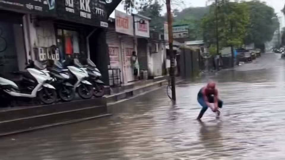 यमुनानगर दो दिन की बारिश ने खोली शहर की तैयारियों की पोल, जलभराव से लेकर जर्जर सरकारी भवनों तक उठे कई सवाल।।#Yamunanagar #Monsoon2026 #RainImpact #UrbanInfrastructure #FloodPreparedness #DrainageSystem #CivicIssues #Haryana #GroundReport #AKNewsHaryana #highlight #follower #followersreels #followerseveryone