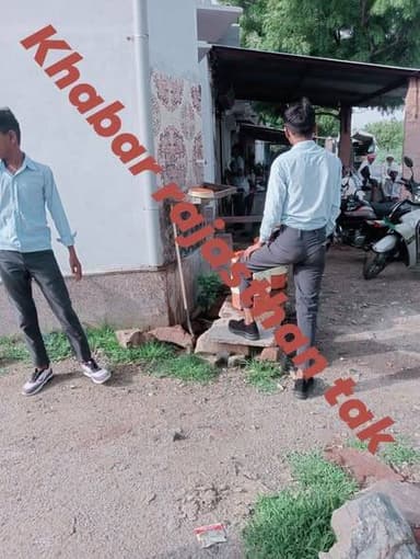 सरकारी दावों की खुली पोल: मारवाड़ बालिया के स्कूल में पीने के पानी को तरस रहे मासूम, बाहर से कैंपर लाने को मजबूर
डीडवाना।एक तरफ राज्य सरकार और शिक्षा विभाग सरकारी स्कूलों का कायाकल्प करने, उन्हें 'स्मार्ट' बनाने और ड्रॉपआउट दर कम करने के बड़े-बड़े दावे कर रहे हैं, वहीं दूसरी तरफ जिला मुख्यालय के बिल्कुल नजदीक स्थित ग्राम मारवाड़ बालिया से शिक्षा व्यवस्था को शर्मसार करने वाली तस्वीर सामने आई है। यहां के राजकीय विद्यालय में पढ़ने वाले नौनिहालों के लिए पीने के पानी तक की व्यवस्था नहीं है। हालात इस कदर बदतर हो चुके हैं कि मासूम बच्चों को अपनी प्यास बुझाने के लिए स्कूल की पढ़ाई छोड़कर बाहर से भारी-भरकम पानी के कैंपर भरकर लाने पड़ रहे हैं।जब स्थानीय ग्रामीणों और राहगीरों ने इन नन्हें-मुन्हें मासूम बच्चों को झुलसाती धूप में बाहर से पानी के कैंपर लाते देखा, तो उनका गुस्सा फूट पड़ा। ग्रामीणों ने शिक्षा विभाग और स्कूल प्रशासन की इस बदहाली पर कड़ा विरोध दर्ज कराया। बच्चों की इस दयनीय स्थिति को देखते हुए ग्रामीणों ने फिलहाल तात्कालिक राहत के रूप में अपने निजी खर्चे से स्कूल में पानी का एक टैंकर डलवाया है, ताकि बच्चों को पानी के लिए बाहर न जाना पड़े।
*बड़ा सवाल: 4 दिन बाद टैंकर खाली होगा, तब क्या करेगी सरकार?*
ग्रामीणों ने बताया कि जनसहयोग से डलवाया गया यह टैंकर महज 3 से 4 दिन ही चलेगा। इसके बाद जब पानी खत्म हो जाएगा, तो स्कूल के हालात फिर जस के तस हो जाएंगे। इस प्रशासनिक अनदेखी से साफ अंदाजा लगाया जा सकता है कि ग्रामीण इलाकों में शिक्षा का स्तर किस तरह गर्त में जा रहा है। सवाल यह उठता है कि मूलभूत सुविधाओं के अभाव में गरीब परिवारों के ये मासूम बच्चे आखिर कैसे शिक्षित होंगे और कैसे अपने परिवारों का नाम रोशन करेंगे।
*सरकारी सिस्टम की लापरवाही से बढ़ रहा प्राइवेट स्कूलों का ग्राफ*
इस जमीनी हकीकत ने शिक्षा विभाग की कार्यशैली पर बड़े सवाल खड़े कर दिए हैं। ग्रामीणों का सीधा आरोप है कि सरकारी तंत्र की इसी लापरवाही और उदासीनता के कारण गरीब अभिभावक भी अब सरकारी स्कूलों से मोहभंग करने को मजबूर हैं। इसी का फायदा उठाकर निजी (प्राइवेट) स्कूल लगातार पैर पसार रहे हैं। ग्रामीणों ने चेतावनी दी है कि यदि जिला मुख्यालय के इतने नजदीक यह हाल है और जल्द ही स्कूल में स्थाई जलापूर्ति सुनिश्चित नहीं की गई, तो वे जिला प्रशासन के खिलाफ उग्र प्रदर्शन करने को मजबूर होंगे।
*अधेरे में बच्चों का भविष्य*
एक तरफ जहां बच्चों के हाथों में कॉपियां और किताबें होनी चाहिए, वहीं दूसरी तरफ उन्हें पानी ढोने के काम में लगा दिया गया है। सरकारी स्कूलों की ऐसी दुर्दशा बच्चों की शिक्षा को सीधे तौर पर अंधेरे में धकेल रही है। मुख्यालय के नजदीक यह हाल है, तो दूर-दराज के गांवों की स्थिति भगवान भरोसे ही है।