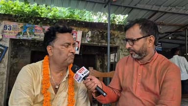 बिना वादे और शर्त के मिली ऐतिहासिक जीत: अमरजीत सिंह बने बेल्थरारोड बार एसोसिएशन के नए अध्यक्ष!
⚖️
न कोई वादा, न कोई शर्त—बस वकीलों का भारी समर्थन!
बलिया के बेल्थरारोड तहसील बार एसोसिएशन के चुनाव में अमरजीत सिंह ने 138 मतों में से 61 मत हासिल कर एक ऐतिहासिक जीत दर्ज की है। उन्होंने अपने निकटतम प्रतिद्वंदी हरेंद्र राजभर (49 मत) को पछाड़कर अध्यक्ष पद पर कब्जा जमाया।
भारत मीडिया से बातचीत में नवनिर्वाचित अध्यक्ष अमरजीत सिंह ने साफ किया कि वह पहले भी अधिवक्ताओं के हक के लिए लड़ते रहे हैं और आगे भी उनके सम्मान के साथ हमेशा खड़े रहेंगे।
चेंबर और जलजमाव मुक्ति: प्राथमिकताओं में सबसे ऊपर 📝
जीत के बाद एडवोकेट अमरजीत सिंह ने वकीलों और वादकारियों के हित में तुरंत काम करने का संकल्प लिया है:
चेंबर निर्माण: अधिवक्ताओं के लिए चेंबर की लड़ाई मजबूती से लड़ी जाएगी।
जलजमाव से मुक्ति: तहसील परिसर में जलभराव की समस्या को दूर करने के लिए प्रशासनिक स्तर पर कड़े प्रयास किए जाएंगे।
न्याय की गारंटी: अधिवक्ताओं के साथ-साथ वादकारियों को भी समय पर न्याय दिलाने का भरोसा।
"यह मेरी नहीं, बल्कि हर एक अधिवक्ता साथी की जीत है। वकीलों के मान-सम्मान से कोई समझौता नहीं होगा।" — अमरजीत सिंह (अध्यक्ष)
#BalliaNews #BeltharaRoad #BarAssociationElection #LawyersPower #AmanjeetSingh #AdvocateLife #HistoricalWin