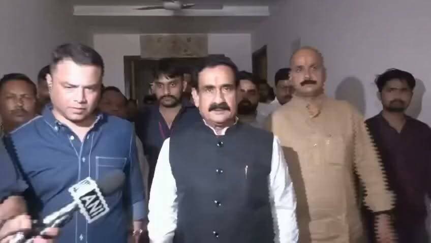 टिकट कटने के बाद पहली बार नरोत्तम मिश्रा आए मीडिया के सामने और कहां : पार्टी व संगठन का निर्णय है स्वीकार है।
#mpnewstoday #mpnewslive #MPNews #mppolice #politicsnews #datia #𝚗𝚊𝚛𝚘𝚝𝚊𝚖𝚖𝚒𝚜𝚑𝚛𝚊 #BJPGovernment #BJP4IND #BJPNEWS