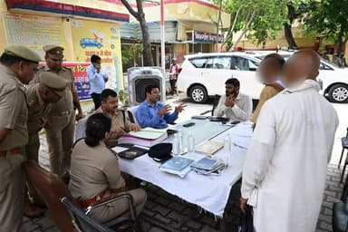 #bandapolice थाना समाधान दिवस पर जिलाधिकारी बांदा व पुलिस अधीक्षक बांदा #पलाश_बंसल द्वारा थाना मटौंध में सुनी गई जनता की शिकायतें। आम जनमानस की शिकायतें सुन सभी संबंधित को उनके त्वरित एवं प्रभावी निस्तारण हेतु किया गया निर्देशित।
#UPPolice https://t.co/3EBPtiJNz4