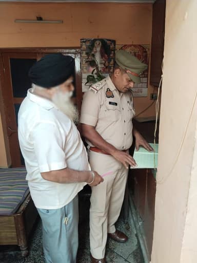 #एसपी_रामपुर के निर्देशन में थाना AHTU #RampurPolice
एवं जिला चाइल्ड हेल्पलाइन की संयुक्त टीम द्वारा "ऑपरेशन रक्षा" के अंतर्गत बाल श्रम उन्मूलन एवं जनजागरूकता अभियान चलाया गया ।
अभियान के दौरान थाना सिविल लाइनक्षेत्र में स्थित स्पा सेंटर, होटल, ढाबों, रेस्टोरेंट तथा विभिन्न प्रतिष्ठानों/कारखानों की सघन चेकिंग की गई तथा मानव तस्करी, अनैतिक देह व्यापार, बाल श्रम, बाल विवाह तथा महिलाओं एवं बच्चों की सुरक्षा से संबंधित कानूनों के बारे में संचालकों एवं कर्मचारियों को विस्तृत जानकारी देकर जागरूक किया गया ।
#UPPolice
#RampurPolice