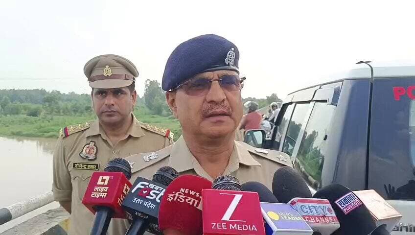 थाना कटघर क्षेत्रान्तर्गत रामगंगा नदी पुल से युवक एवं युवती के नदी में कूदने की सूचना पर पुलिस द्वारा तत्काल मौके पर पहुँचकर गोताखोरों एवं पीएसी फ्लड टीम के साथ संयुक्त रूप से सघन तलाश एवं रेस्क्यू अभियान चलाया जा रहा है।इस सम्बन्ध में #SP_CITY @moradabadpolice की बाइट।
#UPPolice https://t.co/1SfkJMejAQ
