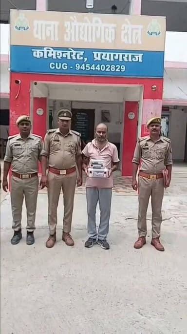 नैनी में 1 करोड़ की स्मैक के साथ अंतर्राज्यीय तस्कर गिरफ्तार, मणिपुर से लाता था माल*
नारकोटिक्स टास्क फोर्स, अपराध शाखा और थाना औद्योगिक क्षेत्र पुलिस की संयुक्त टीम ने 1 करोड़ 3 लाख रुपये कीमत की 515 ग्राम अवैध स्मैक के साथ एक अंतर्राज्यीय तस्कर को गिरफ्तार किया है।
गिरफ्तार आरोपी आलोक त्रिपाठी पुत्र ब्रह्मानंद निवासी किदवई नगर, थाना नरैनी जनपद बांदा है। उसे शनिवार को औद्योगिक क्षेत्र थाना अंतर्गत यूनिवर्सिटी के पीछे वाली रोड, सरस्वती हाइटेक सिटी के पास से पकड़ा गया। उसके पास से 7060 रुपये नकद, 1 मोबाइल और 1 राउटर भी बरामद हुआ।
पूछताछ में खुलासा
आरोपी ने बताया कि वह मणिपुर के इम्फाल से ट्रक के जरिए स्मैक लाता था और यूपी के विभिन्न जिलों में बेचता था। पकड़े जाने के डर से वह सिम वाला फोन नहीं रखता था। राउटर से इंटरनेट चलाकर व्हाट्सएप पर ही डील करता था। आरोपी ने बताया कि 2020 में दिल्ली के रोहिणी थाना पुलिस ने उसे 3 किलो स्मैक के साथ गिरफ्तार किया था।
#prayagrajpolice