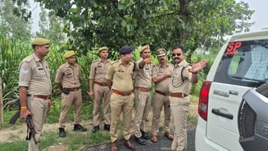 पुलिस अधीक्षक ग्रामीण श्री अंतरिक्ष जैन द्वारा आगामी श्रावण कांवड़ यात्रा-2026 को सकुशल, शांतिपूर्ण एवं सुव्यवस्थित ढंग से सम्पन्न कराये जाने के उद्देश्य से थाना अहार क्षेत्र स्थित प्राचीन अंबकेश्वर महादेव मंदिर परिसर एवं कांवड़ मार्ग का स्थलीय निरीक्षण किया गया। निरीक्षण के दौरान महोदय द्वारा कांवड़ियों की सुरक्षा, सुविधा एवं सुगम जलाभिषेक व्यवस्था के दृष्टिगत विभिन्न व्यवस्थाओं का गहनता से अवलोकन कर संबंधित विभागीय अधिकारियों को आवश्यक दिशा-निर्देश दिए गए।
#UPPolice