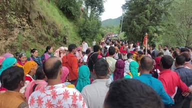 जहाँ आज भी देव परंपरा जीवित है... रुद्रेश्वर महादेव की डोली के साथ उमड़ा जनसागर