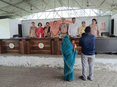 #SPSambhal @Krishan_IPS के निर्देशन में पुलिस परिवार परामर्श सुलह समझौता केंद्र की मीटिंग का आयोजन पुलिस लाइन में किया गया, जिसमें काउंसलरों द्वारा 77 पत्रावलियों को सुनकर 12 पत्रावलियों का निस्तारण किया गया तथा 05 परिवारों को काउंसलरों द्वारा मिलाया गया।
#UPPolice https://t.co/BZU1pec2vW