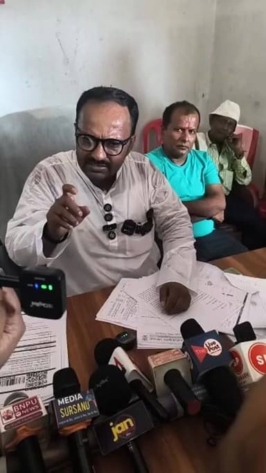 सुरसंड में नगर पंचायत अध्यक्ष पप्पु कुमार चौधरी ने की प्रेसवार्ता की हौस्पीटल मामले को लेकर