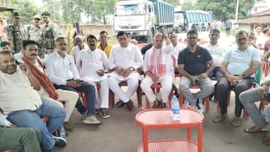 चतरा में सीआरपीएफ जवान की मौ,,त पर उबाल, 45 घंटे से चतरा–सिमरिया मार्ग जाम
सांसद, विधायक और सर्वदलीय नेताओं का आंदोलन को समर्थन, कोयला ढुलाई रोकने की मांग तेज