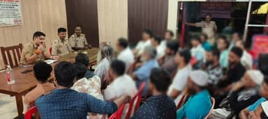 श्री अभिनव त्यागी, पुलिस अधीक्षक भदोही के निर्देशन एवं श्री शुभम अग्रवाल, अपर पुलिस अधीक्षक भदोही के कुशल पर्यवेक्षण में थाना प्रभारी गोपीगंज तथा थाना प्रभारी ऊंज द्वारा अपने-अपने थाना परिसर में आगामी सावन माह कांवड़ यात्रा को लेकर महत्वपूर्ण बैठक का आयोजन किया गया। बैठक में थाना क्षेत्र के होटल, ढाबा, मदिरा विक्रेता तथा मीट-मछली दुकान संचालकों की बड़ी संख्या में उपस्थिति रही। बैठक में थाना प्रभारी गोपीगंज एवं थाना प्रभारी ऊंज ने संचालकों को संबोधित करते हुए कहा कि सावन मास में कांवड़ यात्रा के दौरान भदोही जिले में लाखों श्रद्धालुओं की आवाजाही होने वाली है। इस दौरान कानून-व्यवस्था, सार्वजनिक शांति तथा स्वच्छता बनाए रखना सभी की सामूहिक जिम्मेदारी है।
@Uppolice
@adgzonevaranasi
@digmirzapur