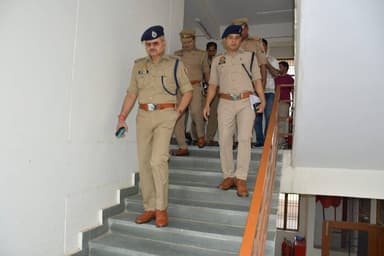 पुलिस अधीक्षक कासगंज द्वारा पुलिस लाइन में साइबर सेल शाखा का आकस्मिक निरीक्षण कर सम्बन्धित को दिये आवश्यक दिशा-निर्देश । https://t.co/k9MxCIgP6D