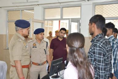 #SP_KSJ द्वारा रिजर्व पुलिस लाइन कासगंज में उ0प्र0 होमगार्ड के पदों पर लिखित परीक्षा में उत्तीर्ण हुए अभ्यर्थियों के अभिलेखों की संवीक्षा एवं शारीरिक मानक परीक्षण प्रक्रिया प्रारम्भ होने के दृष्टिगत DV/PST केन्द्र का भौतिक निरीक्षण कर सम्बन्धित को दिये आवश्यक दिशा निर्देश। https://t.co/mvHKUKVhFa