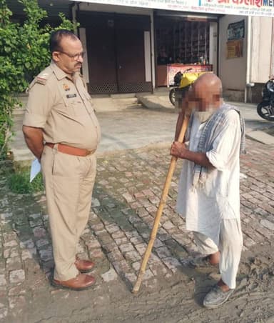 पुलिस अधीक्षक कुशीनगर के निर्देशन में कम्युनिटी पुलिसिंग यूनिट थाना कुबेरस्थान द्वारा वृद्धजनों एवं आमजन के बीच पहुंचकर सुनी गई समस्याएं, सरकारी योजनाओं की दी गई जानकारी। #UPPolice
@Uppolice
@homeupgov
@CMOfficeUP
@AdgGkr https://t.co/1KEXfY9Yrc