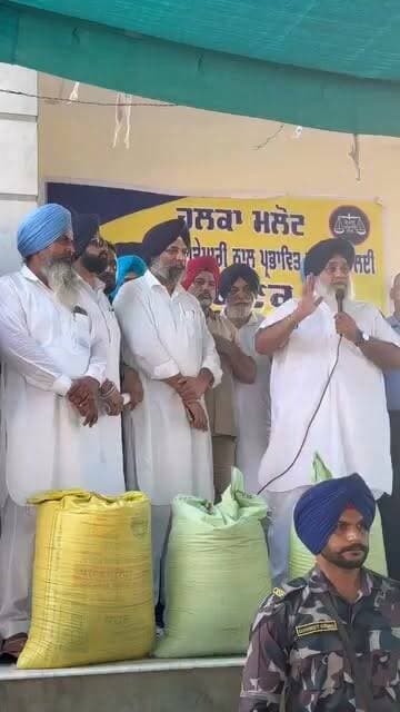 ਪੰਜਾਬ ਵਾਸਿਓ, ਹੁਣ ਇਨ੍ਹਾਂ ਝਾੜੂ ਵਾਲਿਆਂ ਦੀਆਂ ਗੱਲਾਂ ਵਿੱਚ ਨਾ ਆਇਓ। ਆਪਣੀ ਖੇਤਰੀ ਪਾਰਟੀ ਸ਼ੋਮਣੀ ਅਕਾਲੀ ਦਲ ਨੂੰ ਤਕੜਾ ਤੇ ਕਾਮਯਾਬ ਕਰੋ ਜਿਸ ਦਿਨ ਆਪਣੀ ਸਰਕਾਰ ਗੁਰੂ ਮਹਾਰਾਜ ਦੀ ਕਿਰਪਾ ਨਾਲ ਬਣਗੀ ਹਰ ਮਹੀਨੇ 30 ਕਿਲੋ ਕਣਕ ₹4 ਪ੍ਰਤੀ ਕਿਲੋ ਦੇ ਹਿਸਾਬ ਨਾਲ ਮਿਲੇਗੀ। ਸੁਖਬੀਰ ਬਾਦਲ