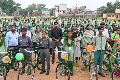 लोहरदगा: मुख्यमंत्री जिला उत्कृष्ट हिन्दू उच्च विद्यालय, नदिया में उपायुक्त संदीप कुमार मीना ने राज्य सरकार की साइकिल वितरण योजना के तहत 400 कक्षा-8 के छात्र-छात्राओं को साइकिल वितरित की। इस दौरान उन्होंने कहा कि सरकार की योजनाओं का लाभ उठाकर विद्यार्थी पढ़ाई पर पूरा ध्यान दें और अपने उज्ज्वल भविष्य का निर्माण करें। उन्होंने बताया कि साइकिल मिलने से दूर-दराज के विद्यार्थियों का समय बचेगा और शिक्षा में सुविधा होगी।
#Lohardaga #CycleDistribution #SandeepKumarMeena #Jharkhand #StudentWelfare #Education #JharkhandGovernment #SchoolEducation #IHQPublicIndia