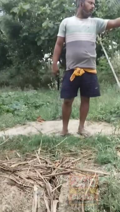 सोशल मीडिया पर एक वीडियो तेजी से वायरल हो रहा है, जिसमें एक व्यक्ति हाथ में हथियार लिए हुए दिखाई दे रहा है। हालांकि, इस वीडियो की सत्यता की स्वतंत्र पुष्टि हमारा चैनल नहीं करता है।