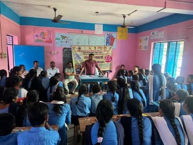 'बेटी बचाओ बेटी पढ़ाओ' योजना के अंतर्गत आयोजित इस विशेष शिविर में छात्र-छात्राओं को प्रधानमंत्री मातृ वंदना योजना (PMMVY) और मुख्यमंत्री कन्या उत्थान योजना (MKUY) के तहत मिलने वाले आर्थिक लाभ एवं पंजीकरण प्रक्रिया के बारे में विस्तार से बताया गया।
साथ ही, युवाओं को बाल विवाह रोकथाम, घरेलू हिंसा, दहेज प्रताड़ना और साइबर सुरक्षा के प्रति जागरूक करते हुए महत्वपूर्ण हेल्पलाइन नंबरों (181, 112, 1930, 1098) की जानकारी दी गई और पढ़ाई छोड़ चुकी (ड्रॉपआउट) बच्चियों को चिह्नित करने पर चर्चा हुई।
#Gopalganj #SakhiVarta #BetiBachaoBetiPadhao #WomenEmpowerment #GopalganjAdministration
ICDS Directorate Bihar
Bihar Education Department
Information & Public Relations Department, Government of Bihar