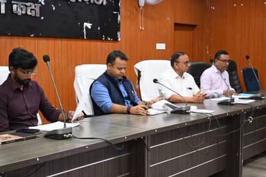 आज दिनांक 11 जुलाई 2026 को समाहरणालय सभा कक्ष में जिला पदाधिकारी श्री समीर सौरभ (भा.प्र.से.) की अध्यक्षता में स्वास्थ्य विभाग की मासिक समीक्षा बैठक आयोजित की गई। बैठक में टीबी मुक्त भारत अभियान, डेंगू नियंत्रण, भव्य (BHAVYA) पोर्टल और नियमित टीकाकरण सहित सभी प्रमुख स्वास्थ्य योजनाओं की बिंदुवार समीक्षा की गई।
📍 बैठक के मुख्य निर्देश:
टीबी मुक्त भारत अभियान: निक्षय पोर्टल पर प्रविष्टि में तेजी लाने और लाभार्थियों के भुगतान संबंधी लंबित मामलों का शीघ्र निपटारा करने का निर्देश।
डेंगू एवं चिकनगुनिया रोकथाम: वर्षा ऋतु को देखते हुए सभी स्वास्थ्य संस्थानों में पर्याप्त दवाएं, जांच किट, मच्छरदानी युक्त बेड, फॉगिंग और साफ-सफाई सुनिश्चित करने की हिदायत।
भव्य पोर्टल व एचएमआईएस: अस्पतालों की रैंकिंग, मातृ-शिशु स्वास्थ्य संकेतकों और संस्थागत प्रसव के लक्ष्यों को शत-प्रतिशत हासिल करने का निर्देश। कमजोर प्रदर्शन करने वाले प्रखंडों को तत्काल सुधार करने की चेतावनी।
बैठक में उप विकास आयुक्त श्री गौरव कुमार, सिविल सर्जन, जिला कार्यक्रम प्रबंधक श्री धीरज कुमार सहित सभी प्रखंडों के प्रभारी चिकित्सा पदाधिकारी व स्वास्थ्य प्रबंधक उपस्थित रहे।
#Gopalganj #HealthDepartment #ReviewMeeting #PublicHealth #GoodGovernance #GopalganjAdministration
Bihar Health Department
State Health Society, Bihar
Information & Public Relations Department, Government of Bihar