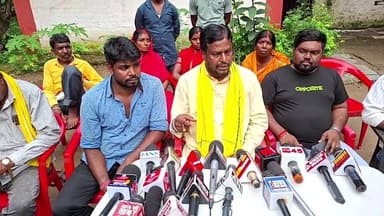 धनबाद, बिनोद बिहारी चौक पर जमीन को लेकर स्थानीय ग्रामीण ने सांसद ढुल्लू महतो पर जबरन जमीन कब्जा करने की कोशिश का लगाया आरोप, गांधी सेवा सदन में किया प्रेसवार्ता देखिए 99 न्यूज पर लाइव
