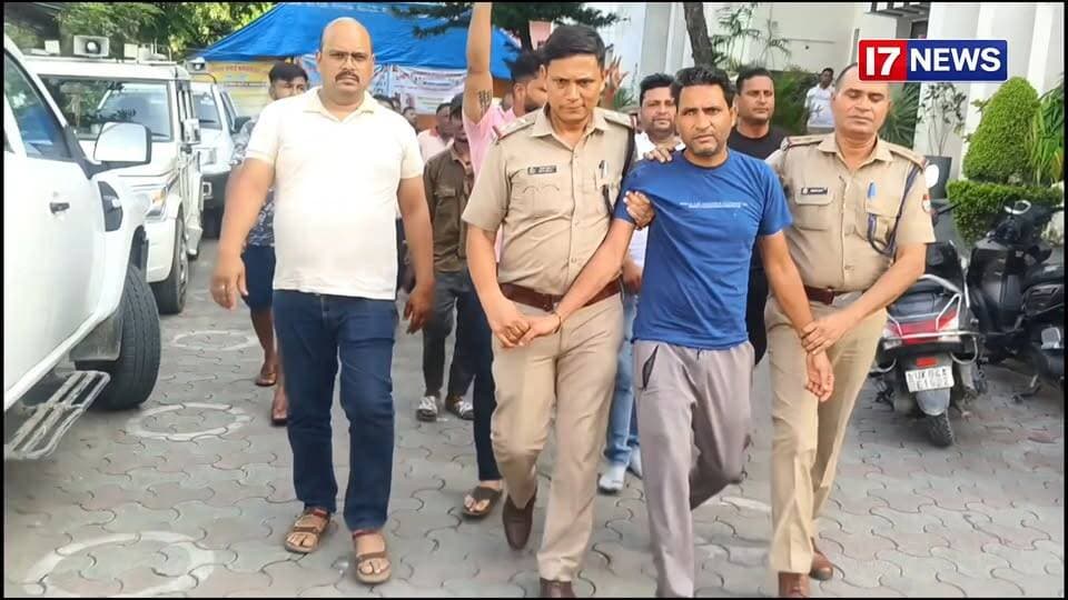 हल्द्वानी नगर निगम में ठेका प्रथा समाप्त करने, समान कार्य के लिए समान वेतन और अन्य मांगों को लेकर भूख हड़ताल पर बैठे अमित कुमार को तीसरे दिन पुलिस ने मौके से हटाया। इस कार्रवाई के बाद मौके पर मौजूद लोगों ने विरोध भी जताया। पूरे मामले पर विभिन्न पक्षों की प्रतिक्रियाएं सामने आ रही हैं। प्रशासन और आंदोलनकारियों का पक्ष सामने आने पर हम उसे भी प्रमुखता से प्रकाशित करेंगे।
आपकी इस मुद्दे पर क्या राय है? अपनी प्रतिक्रिया कमेंट में जरूर दें।
#Haldwani #HaldwaniNews #I7News #Uttarakhand #NagarNigam #ContractSystem #EqualPay #BhookHartal #AmitKumar #PoliceAction #WorkersRights #UttarakhandNews #BreakingNews #LatestNews #i7NewsLive