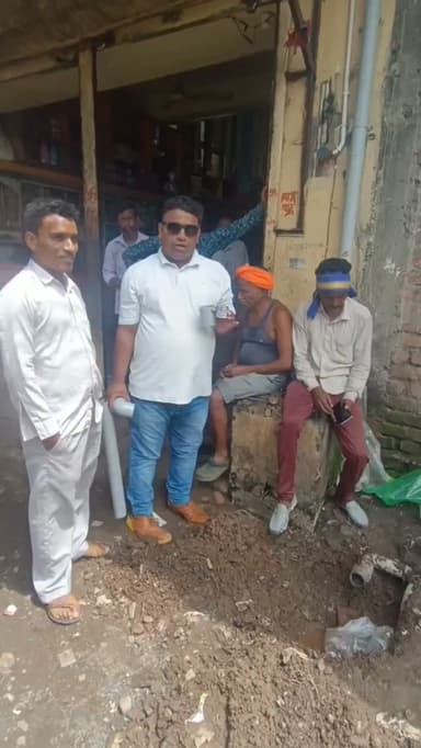 जनहित सबसे पहले — प्रभाग क्रमांक 16 की जनता को पानी के लिए इंतज़ार नहीं करने देंगे।
प्रभाग क्रमांक 16 स्थित मच्छी मार्केट के पीछे पानी सप्लाई लाइन का वाल्व का (एल्बो) टूट जाने से आज होने वाली जलापूर्ति बाधित होने की स्थिति बन गई थी। नगर पंचायत को इसकी सूचना देने पर बताया गया कि आवश्यक सामान सोमवार को उपलब्ध होगा, जिसके बाद ही मरम्मत हो सकेगी।
लेकिन नागरिकों को कई दिनों तक पानी के लिए परेशान न होना पड़े, इस उद्देश्य से हमने अपने स्वयं के खर्च से तत्काल वाल्व (एल्बो) की मरम्मत का कार्य कराया, ताकि आज की जलापूर्ति सुचारु रूप से हो सके।
इस विषय की जानकारी हमारे गट नेता पंकज भाऊ मोरे को भी दी गई। आने वाली नगर पंचायत की बैठक में इस लापरवाही का मुद्दा मजबूती से उठाकर जिम्मेदार अधिकारियों से जवाब मांगा जाएगा, ताकि भविष्य में नागरिकों को ऐसी परेशानी का सामना न करना पड़े।
— अशमीरा बानो शेख रफीक (नगरसेविका, धारणी नगर पंचायत ) तथा पत्रकार मलिक शेख