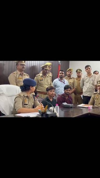 वाराणसी में महाफर्जीवाड़ा: नेटवर्क मार्केटिंग के नाम पर 200 लड़के-लड़कियों को बनाया बंधक, हड़कंप!
उत्तर प्रदेश के वाराणसी से एक बेहद हैरान और डरा देने वाला मामला सामने आया है। यहाँ नौकरी और नेटवर्क मार्केटिंग के जाल में फंसाकर एक ही मकान के भीतर 200 से अधिक युवक-युवतियों को बंधक बनाकर रखा गया था।
कहाँ का है मामला?
यह पूरी घटना वाराणसी के रोहनिया थाना क्षेत्र की है।
तीन राज्यों के युवा बने शिकार:
बंधक बनाए गए ये सभी भोले-भाले युवा उत्तर प्रदेश, बिहार और झारखंड के रहने वाले हैं। इन्हें मोटी कमाई और नौकरी का लालच देकर बुलाया गया था और फिर एक मकान में कैद कर दिया गया। पुलिस अब इस पूरे रैकेट के सरगना और इसके पीछे छिपे बड़े नेटवर्क को खंगालने में जुट गई है।
युवाओं के लिए जरूरी चेतावनी:
रातों-रात अमीर बनाने वाली या बिना किसी ठोस आधार के मोटी सैलरी का लालच देने वाली ऐसी तथाकथित 'नेटवर्क मार्केटिंग' और 'Direct Selling' कंपनियों के झांसे में आने से बचें। कहीं भी जाने से पहले पूरी पड़ताल जरूर करें!
#Varanasi #VaranasiPolice #UPNews #NetworkMarketingScam #CrimeNews #FraudAlert
