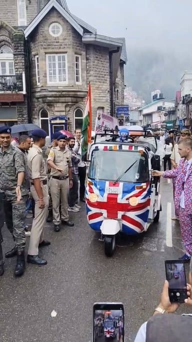 इंग्लैंड के नागरिकों ने थ्री-व्हीलर में लगाई शिमला माल रोड की 'गेड़ी', प्रतिबंधित क्षेत्र में ऑटो पहुंचने से उठे सवाल
शिमला के ऐतिहासिक माल रोड और रिज पर उस समय हड़कंप मच गया जब इंग्लैंड के तीन नागरिक एक ऑटो-रिक्शा लेकर प्रतिबंधित क्षेत्र में पहुंच गए। बताया जा रहा है कि यह ऑटो केरल रजिस्ट्रेशन KL07DE2685 का था, जिस पर यूनाइटेड किंगडम के झंडे की ब्रांडिंग भी लगी हुई थी। विदेशी नागरिक 'रिक्शा रन' एडवेंचर रैली में हिस्सा ले रहे थे। माल रोड और रिज पूरी तरह नो-व्हीकल ज़ोन घोषित हैं, जहां सामान्य परिस्थितियों में किसी भी निजी वाहन का प्रवेश प्रतिबंधित है। ऐसे में ऑटो का इस हेरिटेज वॉकवे तक पहुंच जाना कई सवाल खड़े कर रहा है। मौके पर मौजूद पुलिस कर्मियों ने वाहन को रोककर विदेशी नागरिकों से पूछताछ की। उनके अनुसार उन्हें यह जानकारी नहीं थी कि इस मार्ग पर वाहनों का प्रवेश प्रतिबंधित है और वे गलती से यहां पहुंच गए। पुलिस ने उन्हें नियमों की जानकारी दी और मामले में नियमानुसार कार्रवाई शुरू कर दी है। इस घटना के बाद शिमला पुलिस और स्थानीय प्रशासन ने आम जनता व पर्यटकों से अपील की है कि माल रोड और रिज में किसी भी प्रकार का वाहन लेकर प्रवेश न करें तथा निर्धारित यातायात नियमों का पालन करें।