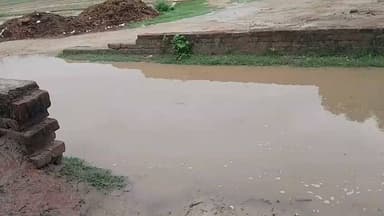 सड़क बनी नाला, जिम्मेदार बेखबर! बारिश में जान जोखिम में डालकर निकल रहे ग्रामीण
.
#हरदोई के नगरिया साधो गांव में जलभराव से बदहाल सड़क, ग्राम प्रधान और विकास विभाग पर ग्रामीणों का फूटा गुस्सा
.
#हरदोई। सवायजपुर तहसील क्षेत्र के नगरिया साधो गांव की बदहाल सड़क ग्रामीणों के लिए बड़ी परेशानी का कारण बनी हुई है। गांव की यह सड़क किसी नहर या नाले जैसी दिखाई देती है, जहां बारिश के बाद जलभराव के चलते आवागमन बेहद कठिन और जोखिम भरा हो गया है।
ग्रामीणों का आरोप है कि ग्राम प्रधान और विकास विभाग के जिम्मेदार अधिकारियों की लगातार अनदेखी के कारण सड़क की हालत दिन-प्रतिदिन बदतर होती जा रही है। मामूली बारिश होते ही पूरी सड़क पानी से लबालब भर जाती है, जिससे पैदल चलने वाले, स्कूली बच्चे, बुजुर्ग और दोपहिया वाहन चालक सबसे अधिक परेशान होते हैं।
#TheTelecast