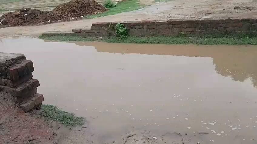 सड़क बनी नाला, जिम्मेदार बेखबर! बारिश में जान जोखिम में डालकर निकल रहे ग्रामीण
.
#हरदोई के नगरिया साधो गांव में जलभराव से बदहाल सड़क, ग्राम प्रधान और विकास विभाग पर ग्रामीणों का फूटा गुस्सा
.
#हरदोई। सवायजपुर तहसील क्षेत्र के नगरिया साधो गांव की बदहाल सड़क ग्रामीणों के लिए बड़ी परेशानी का कारण बनी हुई है। गांव की यह सड़क किसी नहर या नाले जैसी दिखाई देती है, जहां बारिश के बाद जलभराव के चलते आवागमन बेहद कठिन और जोखिम भरा हो गया है।
ग्रामीणों का आरोप है कि ग्राम प्रधान और विकास विभाग के जिम्मेदार अधिकारियों की लगातार अनदेखी के कारण सड़क की हालत दिन-प्रतिदिन बदतर होती जा रही है। मामूली बारिश होते ही पूरी सड़क पानी से लबालब भर जाती है, जिससे पैदल चलने वाले, स्कूली बच्चे, बुजुर्ग और दोपहिया वाहन चालक सबसे अधिक परेशान होते हैं।
#TheTelecast