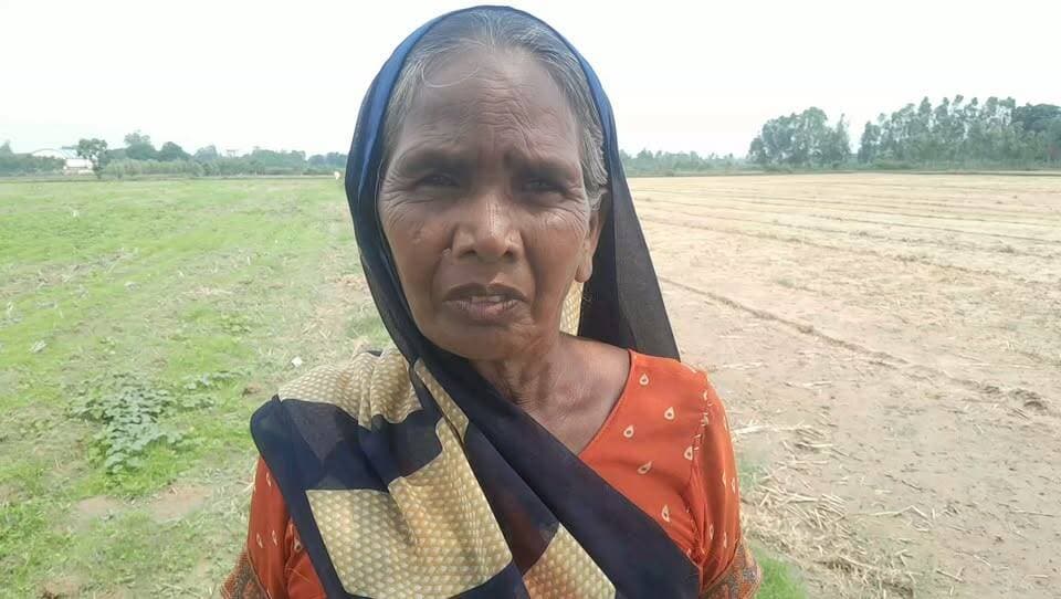 दलित विधवा को जाति सूचक गाली देकर पीटा, खेत जोतने और घर खाली करने की धमकी, 112 बुलाने के बाद भी कोई कार्रवाई नहीं
#हरदोई। टडियावां थाना क्षेत्र के गांव बरुआर में एक दलित विधवा महिला और उसकी बेटी के साथ मारपीट, गाली-गलौज और जान से मारने की धमकी का मामला सामने आया है। पीड़िता का आरोप है कि दबंगों ने पुराने लेन-देन को लेकर उनके खेत को जबरन जोतने और घर खाली कराने की धमकी दी। 112 नंबर पर पुलिस बुलाने के बाद भी थाने में कोई कार्रवाई नहीं की गई रेशमा पत्नी स्व0 सन्तराम ने पुलिस अधीक्षक को दिए प्रार्थना पत्र में बताया कि वह अनुसूचित जाति की गरीब विधवा महिला है। 3 जुलाई को दोपहर करीब 2 बजे वह और उसकी पुत्री अनूपा घर पर थीं। तभी गांव के ही अरविंद कुमार, मोनू, अनूप पुत्रगण अनिरुद्ध उनके घर आए।
आरोपियों ने कहा कि रेशमा के लड़के बबलू ने उनसे कुछ रुपये लिए थे जो नहीं लौटाए। इसी बात पर विवाद शुरू हो गया। रेशमा और उसकी बेटी द्वारा विरोध करने पर आरोपियों ने जाति सूचक गालियां देते हुए कहा "साली चमारिया बहुत जुबान लड़ाती है" और दोनों मां-बेटी को लात-घूसों से पीटना शुरू कर दिया। शोर सुनकर गांव के लोग इकट्ठा हो गए तो आरोपी गालियां देते हुए भाग गए।
पीड़िता की पुत्री अनूपा ने तुरंत 112 नंबर डायल कर पुलिस को बुलाया। 112 पुलिस ने थाने आने को कहा। रेशमा थाना टडियावां गई और प्रार्थना पत्र दिया, लेकिन पुलिस ने न तो कोई कार्रवाई नही की है अब पीड़िता ने पुलिस अधीक्षक से न्याय की गुहार लगाई है
#TheTelecast