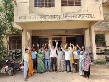 लखनपुर विद्युत सबस्टेशन की बदहाल व्यवस्था पर ग्रामीणों का उग्र प्रदर्शन, जेईएन की तैनाती की मांग
नदबई/लखनपुर। मुख्यमंत्री भजनलाल शर्मा के गृह क्षेत्र की उप तहसील लखनपुर स्थित विद्युत सबस्टेशन की बदहाल व्यवस्था को लेकर शनिवार को ग्रामीणों ने समाजसेवी एवं एडवोकेट महेश लखनपुर के नेतृत्व में उग्र प्रदर्शन किया। प्रदर्शनकारियों ने सरकार और क्षेत्रीय विधायक कुंवर जगतसिंह का ध्यान आकर्षित करते हुए विद्युत व्यवस्था में तत्काल सुधार की मांग की।
महेश लखनपुर ने बताया कि लखनपुर विद्युत सबस्टेशन पर कनिष्ठ अभियंता (जेईएन) का कार्यालय संचालित है, जहां विशाल चौधरी कार्यरत हैं। लेकिन पिछले छह माह से उन्हें उच्चैन विद्युत सबस्टेशन का अतिरिक्त प्रभार भी सौंपा गया है। इससे लखनपुर क्षेत्र के किसानों और उपभोक्ताओं के कार्य प्रभावित हो रहे हैं।
ग्रामीणों का कहना है कि कार्यालय में अधिकारी उपलब्ध नहीं होने के कारण उन्हें अपनी समस्याओं के समाधान के लिए करीब 15 किलोमीटर दूर उच्चैन विद्युत सबस्टेशन के चक्कर लगाने पड़ते हैं, जिससे समय और धन दोनों की अनावश्यक बर्बादी हो रही है।
प्रदर्शनकारियों ने बताया कि कृषि एवं घरेलू बिजली कनेक्शन, जली हुई केबलों की मरम्मत, क्षतिग्रस्त पोलों का सुधार, ट्रांसफार्मर फेल होने की रिपोर्ट, नए कृषि व घरेलू कनेक्शन, खराब मीटर बदलवाने तथा विद्युत कनेक्शन से जुड़ी ऑनलाइन फाइलों के निस्तारण जैसे अनेक कार्य लंबे समय से लंबित पड़े हैं।
ग्रामीणों ने चेतावनी दी कि यदि जेईएन विशाल चौधरी का अतिरिक्त प्रभार हटाकर उन्हें पुनः पूर्णकालिक रूप से लखनपुर विद्युत सबस्टेशन पर तैनात नहीं किया गया, तो मुख्यमंत्री भजनलाल शर्मा और क्षेत्रीय विधायक कुंवर जगतसिंह को इस समस्या से अवगत कराते हुए बड़ा आंदोलन किया जाएगा। उन्होंने कहा कि आवश्यकता पड़ने पर धरना-प्रदर्शन के साथ आमरण अनशन भी शुरू किया जाएगा।
प्रदर्शन के दौरान बड़ी संख्या में क्षेत्र के किसान, उपभोक्ता एवं ग्रामीण मौजूद रहे।