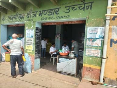 उच्चैन में खाद-बीज दुकानों पर एसडीएम का औचक निरीक्षण, किसानों को उचित मूल्य पर उर्वरक उपलब्ध कराने के निर्देश
उच्चैन (भरतपुर) । किसानों को समय पर और निर्धारित सरकारी दर पर उर्वरक उपलब्ध कराने के उद्देश्य से एसडीएम सुरेश हरसोलिया ने सहायक कृषि अधिकारी दिगम्बर झा एवं कृषि पर्यवेक्षक हरिओम सिंह के साथ क्षेत्र की खाद-बीज दुकानों का औचक निरीक्षण किया।
निरीक्षण के दौरान लक्ष्मी खाद बीज भंडार, अग्रवाल एग्रो सेल्स, कुंवर सिंह खाद बीज, पटेल खाद बीज, सुभाष खाद बीज, जय शिव खाद बीज, पाराशर खाद बीज तथा चौधरी खाद बीज सहित कई दुकानों पर यूरिया एवं डीएपी के स्टॉक की जांच की गई।
एसडीएम ने सभी उर्वरक विक्रेताओं को निर्देश दिए कि किसानों को यूरिया और डीएपी केवल निर्धारित सरकारी दर पर ही उपलब्ध कराया जाए। उन्होंने यह भी कहा कि प्रत्येक बिक्री आधार नंबर के सत्यापन के बाद पीओएस (POS) मशीन के माध्यम से ही की जाए, ताकि वितरण प्रक्रिया में पारदर्शिता बनी रहे।
अधिकारियों ने चेतावनी दी कि यदि किसी भी दुकान पर उर्वरकों की कालाबाजारी, जमाखोरी या अन्य अनियमितता पाई जाती है, तो संबंधित विक्रेता के विरुद्ध नियमानुसार सख्त कार्रवाई की जाएगी। प्रशासन ने किसानों से भी अपील की है कि यदि कहीं अधिक कीमत वसूली जाए या किसी प्रकार की गड़बड़ी मिले तो इसकी सूचना तत्काल संबंधित अधिकारियों को दें।