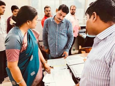 समाहरणालय बक्सर
(जिला जन संपर्क कार्यालय)
प्रेस विज्ञप्ति:- दिनांक 11 जुलाई 2026
आज दिनांक 11 जुलाई 2026 को उप विकास आयुक्त बक्सर, श्रीमती निहारिका छवि के द्वारा जिला ग्रामीण विकास अभिकरण (डीआरडीए) कार्यालय का निरीक्षण किया गया।
निरीक्षण के दौरान कार्यालय में संचालित विभिन्न योजनाओं एवं लंबित कार्यों की समीक्षा की गई तथा संबंधित पदाधिकारियों को आवश्यक दिशा-निर्देश दिए गए।
निरीक्षण के क्रम में कार्यक्रम पदाधिकारी, VBG RAMG ब्रह्मपुर एवं जिला कार्यक्रम पदाधिकारी, VBG RAMG को निर्देशित किया गया कि योजना अंतर्गत पूर्व से लंबित दायित्वों के भुगतान हेतु CFMS के माध्यम से विपत्रों की अपलोडिंग पूर्ण सावधानी एवं नियमानुसार जांचोपरांत ही सुनिश्चित की जाए।
उप विकास आयुक्त ने स्पष्ट किया कि भुगतान प्रक्रिया में निर्धारित नियमों एवं वित्तीय प्रावधानों का अक्षरशः अनुपालन किया जाना आवश्यक है।
उन्होंने सभी संबंधित पदाधिकारियों एवं कर्मियों को कार्य निष्पादन में पूर्ण पारदर्शिता, जवाबदेही एवं गुणवत्ता बनाए रखने का निर्देश दिया। साथ ही लंबित मामलों के त्वरित निष्पादन हेतु समयबद्ध कार्ययोजना बनाकर निर्धारित अवधि के भीतर सभी कार्यों को पूर्ण करने पर बल दिया।
उप विकास आयुक्त ने कहा कि सरकारी योजनाओं के प्रभावी क्रियान्वयन एवं वित्तीय अनुशासन की दृष्टि से प्रत्येक स्तर पर सतर्कता एवं पारदर्शिता बनाए रखना आवश्यक है, जिससे योजनाओं का लाभ समय पर पात्र लाभुकों तक पहुंच सके।
जिला जन संपर्क कार्यालय
बक्सर।
Information & Public Relations Department, Government of Bihar @top fans Buxar Administration CMO Bihar #BuxarNews #buxarcity #buxar #buxarjila #bihar #topfollowers