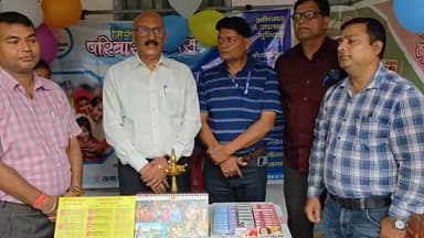 जनसंख्या स्थिरीकरण पखवाड़ा का शुभारंभ, छोटे परिवार एवं जन्म अंतराल अपनाने का दिया गया संदेश
सीतामढ़ी, 11 जुलाई। विश्व जनसंख्या दिवस के अवसर पर राज्य स्वास्थ्य समिति, बिहार के निर्देशानुसार 11 जुलाई से 31 जुलाई 2026 तक आयोजित जनसंख्या स्थिरीकरण पखवाड़ा का शुभारंभ शनिवार को सदर अस्पताल, सीतामढ़ी में किया गया। कार्यक्रम का उद्घाटन सिविल सर्जन डॉ. आर. के. यादव, अस्पताल उपाधीक्षक डॉ. मनोज कुमार, अस्पताल प्रबंधक विजय झा, पीरामल फाउंडेशन के जिला प्रबंधक प्रभाकर कुमार, दुर्गा प्रसाद, बिकेश कुमार, विक्रम कुमार तथा पीएसआई (इंडिया) के विनय कुमार ने संयुक्त रूप से किया।
कार्यक्रम को संबोधित करते हुए सिविल सर्जन डॉ. आर. के. यादव ने कहा कि जनसंख्या किसी भी देश के विकास का महत्वपूर्ण आधार है, लेकिन अनियंत्रित जनसंख्या वृद्धि विकास की गति को प्रभावित करती है। सीमित एवं नियोजित परिवार न केवल आर्थिक और सामाजिक रूप से सशक्त होता है, बल्कि बच्चों को बेहतर पोषण, गुणवत्तापूर्ण शिक्षा, स्वास्थ्य सुविधाएं और उज्ज्वल भविष्य प्रदान करने में भी सक्षम होता है।
उन्होंने बताया कि वर्तमान में भारत का कुल प्रजनन दर (TFR) 2.1 है, जबकि बिहार का कुल प्रजनन दर 2.9 है। इस अंतर को कम करने के लिए परिवार नियोजन सेवाओं को जन-जन तक पहुंचाना तथा योग्य दंपतियों को उपलब्ध सभी स्थायी एवं अस्थायी परिवार नियोजन साधनों की सही जानकारी देना अत्यंत आवश्यक है। उन्होंने कहा कि महिला बंध्याकरण, पुरुष नसबंदी, अंतरा इंजेक्शन, छाया, माला-एन, कंडोम, आईयूसीडी एवं पीपीआईयूसीडी जैसे परिवार नियोजन साधनों के बारे में लोगों को जागरूक किया जाए, ताकि वे अपनी आवश्यकता के अनुसार सही विकल्प का चयन कर सकें।
डॉ. यादव ने दो बच्चों के जन्म के बीच कम-से-कम तीन वर्ष का अंतर रखने पर विशेष बल देते हुए कहा कि इससे मातृ एवं शिशु मृत्यु दर में कमी आती है, कुपोषण की समस्या घटती है तथा मां और शिशु दोनों का स्वास्थ्य बेहतर रहता है। उन्होंने सभी स्वास्थ्यकर्मियों से अपील की कि वे समुदाय स्तर पर नियमित परामर्श, गृह भ्रमण एवं जागरूकता गतिविधियों के माध्यम से योग्य दंपतियों तक परिवार नियोजन सेवाओं की जानकारी पहुंचाएं।
उन्होंने कहा कि जनसंख्या स्थिरीकरण केवल स्वास्थ्य विभाग की जिम्मेदारी नहीं है, बल्कि यह पूरे समाज का दायित्व है। इस अभियान को सफल बनाने के लिए स्वास्थ्य विभाग, आईसीडीएस, शिक्षा विभाग, पंचायती राज संस्थाएं, स्वयंसेवी संस्थाएं तथा समुदाय के जागरूक नागरिकों को मिलकर कार्य करना होगा। तभी बिहार को राष्ट्रीय प्रजनन दर के स्तर तक लाने का लक्ष्य प्राप्त किया जा सकेगा।
इस अवसर पर परिवार नियोजन सेवाओं की उपलब्धता, गुणवत्तापूर्ण परामर्श, योग्य दंपतियों की पहचान, पुरुष सहभागिता बढ़ाने तथा समुदाय में छोटे परिवार एवं स्वस्थ जन्म अंतराल के संदेश को व्यापक रूप से पहुंचाने का संकल्प लिया गया।
कार्यक्रम में जिला अस्पताल के चिकित्सकों एवं स्वास्थ्यकर्मियों सहित अस्पताल प्रबंधक विजय झा, पीरामल फाउंडेशन के जिला प्रबंधक प्रभाकर कुमार, दुर्गा प्रसाद, बिकेश कुमार, विक्रम कुमार, पीएसआई (इंडिया) के विनय कुमार, मनीषा कुमारी, संजय कुमार, शोभा कुमारी सहित बड़ी संख्या में स्वास्थ्य विभाग के अधिकारी एवं कर्मचारी उपस्थित रहे।
जनसंख्या स्थिरीकरण पखवाड़ा के दौरान जिले के सभी सरकारी स्वास्थ्य संस्थानों पर योग्य दंपतियों को परिवार नियोजन संबंधी परामर्श, अस्थायी एवं स्थायी परिवार नियोजन सेवाएं तथा जागरूकता गतिविधियों का आयोजन किया जाएगा। अभियान का उद्देश्य जनसंख्या स्थिरीकरण के साथ-साथ मातृ एवं शिशु स्वास्थ्य में सुधार, परिवारों की खुशहाली तथा सतत विकास के लक्ष्यों को प्राप्त करना है।
