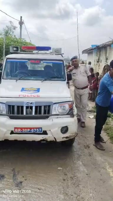 बेला थाना कांड संख्या 116/26 (हत्या से संबंधित मामले) में प्राथमिकी अभियुक्तों के विरुद्ध माननीय न्यायालय द्वारा निर्गत इश्तिहार अधिपत्र का विधिवत् चस्पा किया गया।