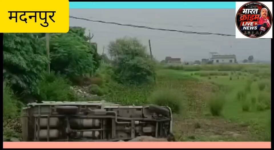 🚨 बड़ी घटना टली: स्कूल बस और पिकअप की जोरदार टक्कर, 3 बच्चे घायल, चालक फरार
औरंगाबाद जिले के मदनपुर प्रखंड में दर्जी बिगहा के समीप स्कूल बस और पिकअप वाहन के बीच जोरदार टक्कर हो गई। हादसे में स्कूल बस में सवार तीन बच्चे घायल हो गए। स्थानीय लोगों की मदद से सभी घायलों को इलाज के लिए अस्पताल पहुंचाया गया। राहत की बात रही कि बड़ा हादसा टल गया। घटना के बाद बस चालक मौके पर वाहन छोड़कर फरार हो गया। स्थानीय लोगों ने चालक की लापरवाही को हादसे का कारण बताया। पुलिस मामले की जांच में जुट गई है।
#BreakingNews #Aurangabad #Madanpur #DarjiBigha #SchoolBusAccident #RoadAccident #BiharNews #SchoolChildren #DriverNegligence #AccidentNews #Huch #HuchNews #BharatCrimeLive #LatestNews #TrendingNews #AurangabadPolice