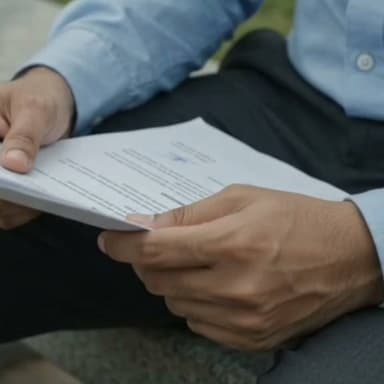 गोंडा में सैलरी अकाउंट के नाम पर बड़ा फ्रॉड
5 लोगों पर कोतवाली नगर में दर्ज हुई FIR
सोलर कंपनी में नौकरी दिलाने के नाम पर फ़्रॉड
सैलरी अकाउंट की जगह खुलवाया करंट अकाउंट
नेट बैंकिंग, यूजर आईडी का किया दुरुपयोग
खाते से करोड़ों रुपये का किया ट्रांजैक्शन
3 मार्च से 6 मार्च के बीच ढाई करोड़ का ट्रांजैक्शन
एक खाते से दूसरे खातों में रकम ट्रांसफर की गई
विजय सोनी, कृष्ण प्रताप सिंह, दीपक गोयल समेत 5 नामजद
पुलिस ने तीन आरोपियों को किया गिरफ्तार
लेकिन खेल का मास्टरमाइंड कृष्ण प्रताप अभी भी फरार
सभी पर फर्जी दस्तावेज तैयार कर बैंकिंग फ्रॉड करने का आरोप
कोतवाली देहात पुलिस मुकदमा दर्ज कर रही मामले की जांच
नगर की प्रथमा सर्व यूपी ग्रामीण बैंक बड़गांव शाखा का मामला
#GondaNews
#SalaryAccountFraud
#CyberFraud
#UPPolice
#BreakingNews