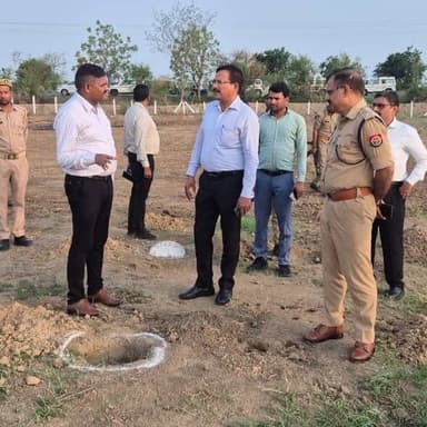 वृक्षारोपण महायज्ञ-2026 की तैयारियों का डीएम-एसपी ने लिया जायजा
नवीन गल्ला मंडी, आटा में निरीक्षण कर व्यवस्थाओं को अंतिम रूप देने के दिए निर्देश
उरई (जालौन)। जनपद में आयोजित होने वाले वृक्षारोपण महायज्ञ-2026 को सफल एवं व्यवस्थित ढंग से संपन्न कराने के उद्देश्य से जिलाधिकारी राजेश कुमार पाण्डेय व पुलिस अधीक्षक विनय कुमार सिंह ने नवीन गल्ला मंडी के समीप आटा में कार्यक्रम स्थल का स्थलीय निरीक्षण किया। अधिकारियों ने वृक्षारोपण स्थल का जायजा लेते हुए तैयारियों की समीक्षा की और संबंधित विभागों को सभी व्यवस्थाएं समय से पूर्ण करने के निर्देश दिए। निरीक्षण के दौरान जिलाधिकारी ने पौधरोपण स्थल की तैयारियों, गड्ढों की खुदाई, पौधों की उपलब्धता, सिंचाई व्यवस्था, साफ-सफाई, बैरिकेडिंग, पार्किंग, पेयजल, बैठक व्यवस्था तथा आगंतुकों की सुविधा से जुड़े सभी बिंदुओं का अवलोकन किया। उन्होंने कहा कि वृक्षारोपण केवल एक सरकारी कार्यक्रम नहीं, बल्कि पर्यावरण संरक्षण और आने वाली पीढ़ियों के सुरक्षित भविष्य का जनआंदोलन है। प्रत्येक विभाग अपनी जिम्मेदारी का निर्वहन पूरी गंभीरता से करे, ताकि कार्यक्रम सफल एवं प्रेरणादायी बने।
पुलिस अधीक्षक विनय कुमार सिंह ने कार्यक्रम स्थल पर सुरक्षा व्यवस्था, यातायात प्रबंधन तथा भीड़ नियंत्रण की तैयारियों का निरीक्षण करते हुए संबंधित अधिकारियों को आवश्यक दिशा-निर्देश दिए। उन्होंने कहा कि कार्यक्रम के दौरान सुरक्षा एवं यातायात व्यवस्था सुचारु बनाए रखने के लिए पर्याप्त पुलिस बल की तैनाती सुनिश्चित की जाएगी।
जिलाधिकारी ने संबंधित अधिकारियों को निर्देशित किया कि कार्यक्रम प्रारंभ होने से पूर्व सभी व्यवस्थाओं का अंतिम परीक्षण कर लिया जाए, ताकि किसी प्रकार की असुविधा न हो। उन्होंने वृक्षारोपण अभियान में जनप्रतिनिधियों, स्वयंसेवी संस्थाओं, विद्यार्थियों एवं आमजन की अधिकाधिक सहभागिता सुनिश्चित करने पर भी बल दिया। निरीक्षण के दौरान अपर जिलाधिकारी वित्त एवं राजस्व राजीव राज, प्रभागीय वनाधिकारी प्रदीप कुमार सहित संबंधित विभागों के अधिकारी एवं कर्मचारी उपस्थित रहे।