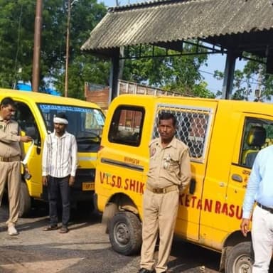 मिशन सेफ फ्यूचर: नियमों की अनदेखी पर 2 स्कूली वाहन सीज, कई वाहनों के चालान
उरई (जालौन)। जनपद में स्कूली छात्र-छात्राओं की सुरक्षित यात्रा सुनिश्चित करने के उद्देश्य से परिवहन विभाग द्वारा "मिशन सेफ फ्यूचर" अभियान के तहत स्कूली वाहनों के खिलाफ सघन जांच अभियान चलाया जा रहा है। अभियान के दौरान परिवहन नियमों और सुरक्षा मानकों का उल्लंघन करने वाले वाहनों पर कड़ी कार्रवाई की गई।
सहायक सम्भागीय परिवहन अधिकारी (प्रवर्तन) राजेश कुमार एवं यात्री/मालकर अधिकारी आनन्द राय कुरील ने विभिन्न क्षेत्रों में स्कूली वाहनों की फिटनेस, परमिट और सुरक्षा मानकों की जांच की। जांच के दौरान कालपी क्षेत्र में दो स्कूली वाहनों में गंभीर अनियमितताएं पाए जाने पर उन्हें कब्जे में लेकर उनमें सवार बच्चों को सुरक्षित रूप से चौरा के निकट उनके विद्यालय पहुंचाया गया। इसके बाद दोनों वाहनों को नियमानुसार कार्रवाई करते हुए कोतवाली में निरुद्ध कर दिया गया। इसके अलावा अन्य कई स्कूली वाहनों के चालान भी किए गए।
एआरटीओ (प्रवर्तन) राजेश कुमार ने बताया कि "मिशन सेफ फ्यूचर" अभियान आगे भी लगातार जारी रहेगा। बच्चों की सुरक्षा परिवहन विभाग की सर्वोच्च प्राथमिकता है। उन्होंने सभी स्कूल प्रबंधन और वाहन स्वामियों को निर्देश दिए कि वे सर्वोच्च न्यायालय एवं परिवहन विभाग द्वारा निर्धारित सभी सुरक्षा मानकों, जैसे जीपीएस, सीसीटीवी कैमरा, आपातकालीन द्वार, फिटनेस प्रमाणपत्र, वैध परमिट और प्रशिक्षित चालक की व्यवस्था अनिवार्य रूप से सुनिश्चित करें।
उन्होंने स्पष्ट चेतावनी दी कि सुरक्षा मानकों की अनदेखी करने वाले किसी भी वाहन को बख्शा नहीं जाएगा और उनके विरुद्ध सख्त कानूनी कार्रवाई की जाएगी। परिवहन विभाग ने सभी अभिभावकों से भी अपील की है कि वे अपने बच्चों को स्कूल भेजने से पहले वाहन की सुरक्षा व्यवस्था और उसके वैध दस्तावेजों की जानकारी अवश्य प्राप्त करें, ताकि बच्चों की यात्रा पूरी तरह सुरक्षित रह सके।