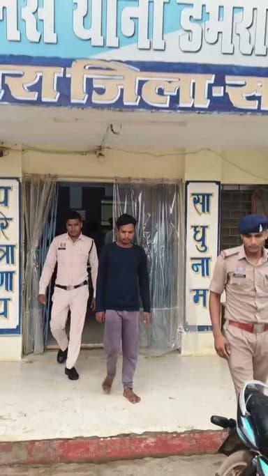 डभरा थाना पुलिस ने झपटमारी की वारदात का खुलासा करते हुए एक युवक और दो विधि से संघर्षरत बालकों को पकड़ने में सफलता हासिल की है। पुलिस के अनुसार, 7 जुलाई को पिकअप वाहन से लौट रहे दो लोग सड़क किनारे गिरे युवक की मदद करने रुके थे। इसी दौरान आरोपियों ने उनकी जेब से करीब ₹7,000 नकद झपटकर फरार हो गए। पुलिस ने तकनीकी साक्ष्य और मुखबिर की सूचना के आधार पर कार्रवाई करते हुए एक आरोपी को हिरासत में लिया, जिसने अपने साथियों के साथ वारदात करना स्वीकार किया। आरोपियों के कब्जे से घटना में प्रयुक्त मोटरसाइकिल और ₹3,000 नकद बरामद किए गए हैं। मामले में अन्य आरोपियों की तलाश और जांच जारी है।
#CGVoiceNews #Sakti #Dabhra #BreakingNews #CrimeNews #PoliceAction #ChhattisgarhNews #CGNews