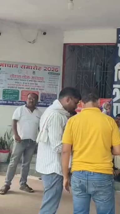 मनेन्द्रगढ़ में राष्ट्रीय राजमार्ग-43 पर गैस पाइपलाइन विस्तार कार्य के दौरान बड़ा हादसा हो गया। जेसीबी की चपेट में आने से स्कूटी सवार एक युवक की मौके पर ही मौत हो गई, जबकि दूसरा युवक गंभीर रूप से घायल हो गया। घायल को प्राथमिक उपचार के बाद मेडिकल कॉलेज अंबिकापुर रेफर किया गया है। घटना के बाद परिजन और स्थानीय लोग सिटी कोतवाली पहुंचे तथा आरोपी चालक की गिरफ्तारी की मांग को लेकर प्रदर्शन किया। पुलिस ने जेसीबी चालक के खिलाफ मामला दर्ज कर जांच शुरू कर दी है। स्थानीय लोगों ने निर्माण कार्य के दौरान सुरक्षा मानकों का सख्ती से पालन सुनिश्चित करने की मांग की है।
#CGVoiceNews #Manendragarh #BreakingNews #RoadAccident #ChhattisgarhNews #CGNews #NH43 #JCBAccident
