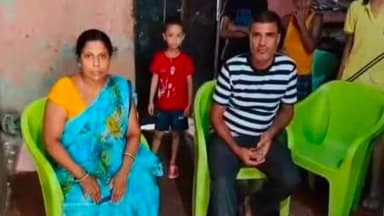 नवादा में विधवा पेंशन लेने पहुंची महिला के खाते में दिखे 740 करोड़ 68 लाख 72 हजार 895 रुपये, अगले दिन खाता पूरा खाली।
नवादा में सामाजिक पेंशन से जुड़ा एक अनोखा मामला सामने आया है।पेंशन की राशि से जुड़ा यह अनोखा मामला है जिसके बाद सभी के होश उड़ गए। होश इसलिए उड़ गए क्योंकि कल पेंशन की राशि निकालने के बाद उनके अकाउंट में एक दो करोड़ नहीं बल्कि 740 करोड रुपए अकाउंट में बचे। इतनी बड़ी राशि आने के बाद पूरे इलाके में यह चर्चा होने लगी कि उनके अकाउंट में इतने पैसे कहां से आए।बिहार में कल 2 लाख 22 हजार लोगों को मुख्यमंत्री सम्राट चौधरी ने सभी के खाते में पेंशन की राशि ट्रांसफर की।पैसे ट्रांसफर होते ही यह मामला नवादा में सामने आया औऱ पैसे आते ही कई सवाल उठने लगे। एक विधवा के अकाउंट में इतने पैसे किसने भेजी गई । आसपास के इलाके में जोर-जोर से चर्चाएं होने लगी। दरअसल नवादा शहर के वार्ड नंबर 28 स्थित नीम टोला के रहने वाली स्वर्गीय उदय नारायण पांडे की पत्नी रेखा देवी को कल विधवा पेंशन ₹1100 आया और पैसे निकालने के बाद जब वह निजी बैंक कर्मी से पूछी कि उनके अकाउंट में कितने पैसे बचे हैं तो उसने जब राशि बताई तो सभी के होश उड़ गए। इस बात को लेकर कहा सुनी भी हुई मगर बात अंत में सच निकली और उनके अकाउंट में 740 करोड़ 68 लाख 72895 उनके खाते में शेष बचे हुए दिखे। इतनी बड़ी राशि आने के बाद रेखा देवी की तबीयत भी बिगड़ने लगी और स्वाभाविक है उन्हें भी कई प्रकार की चिंता सताने लगी। वह बताती है कि इतनी राशि उन्होंने कभी नहीं देखा और उनके साथ यह भद्दा मजाक किया गया है। वह हार्ट पेशेंट भी है और इतना बड़ा खबर देखकर उनके साथ कुछ अप्रिय घटना भी हो सकती थी। हालांकि उन्होंने मदद की गुहार भी लगाई है। इस दौरान उनके परिवार के सदस्यों का कहना है कि इस मामले में जिनकी भी गलती रही है उनके ऊपर कार्रवाई अवश्य होनी चाहिए। क्योंकि उनके साथ एक बड़ा मजाक हुआ है। हालांकि इस पैसे पर उनका कोई हक नहीं है मगर उनके भावना के साथ खेला गया है। अब यह जांच में ही निकल कर बात आएगी कि यह गलती किसकी है। और इतनी बड़ी राशि उनके अकाउंट में कहां से आई है। फिलहाल इस मामले में कोई भी आधिकारिक पुष्टि नहीं हुई है और ना हीं आधिकारिक कोई बयान आया है ।
नवादा से राकेश कुमार चंदन की रिपोर्ट !