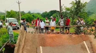 नवादा के रजौली में पुल टूटने से हड़कंप ओवरलोड ट्रक ने पुल को किया धाराशाही अफ़रा तफ़री का माहौल, कई गांव का प्रखंड मुख्यालय से टूटा संपर्क ।
नवादा जिले के रजौली थाना क्षेत्र के हरदिया पंचायत अंतर्गत सिंगर गांव के समीप फुलवरिया डैम से जंगली गांव को जोड़ने वाली पुलिया ओवरलोड ट्रक के गुजरने से क्षतिग्रस्त होकर टूट गई। पुलिया टूटने से आसपास के दर्जनों गांवों का सड़क संपर्क प्रभावित हो गया जिससे ग्रामीणों को आवागमन में भारी परेशानियों का सामना करना पड़ रहा है। ग्रामीणों के अनुसार जंगली क्षेत्र में रेलवे ट्रैक निर्माण कार्य करा रही कंपनी द्वारा सीमेंट से लदी अत्यधिक वजन वाली ट्रकों का लगातार ग्रामीण सड़क एवं पुल-पुलियों से परिचालन कराया जा रहा था। इसी दौरान एक ओवरलोड ट्रक के पुलिया से गुजरने पर पुलिया अचानक क्षतिग्रस्त होकर टूट गई। घटना के बाद मौके पर अफरा-तफरी का माहौल बन गया। हालांकि स्थानीय ग्रामीणों और सिंचाई विभाग की सतर्कता एवं तत्परता के कारण समय रहते आवागमन रोक दिया गया जिससे कोई बड़ा हादसा नहीं हुआ। पुलिया टूटने से जंगली क्षेत्र सहित आसपास के कई गांवों का संपर्क बाधित हो गया है। ग्रामीणों ने आरोप लगाया कि रेलवे निर्माण एजेंसी द्वारा क्षमता से अधिक भार वाले वाहनों का परिचालन किया जा रहा है जिससे ग्रामीण सड़कें और पुल-पुलियां लगातार क्षतिग्रस्त हो रही है। ग्रामीणों ने प्रशासन से मामले की जांच कर रेलवे निर्माण एजेंसी पर आवश्यक कार्रवाई करने तथा पुलिया का शीघ्र पुनर्निर्माण कराने तथा वैकल्पिक आवागमन की व्यवस्था करने की मांग की है, ताकि लोगों को राहत मिल सके।।
नवादा से राकेश कुमार चंदन की रिपोर्ट !