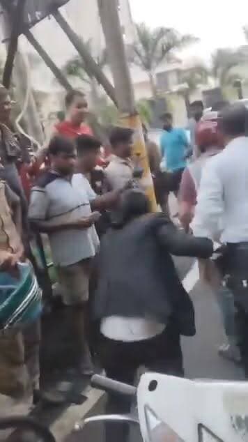 यूपी के कानपुर से एक हैरान कर देने वाला मामला सामने आया है। जहां दो पुलिस कर्मी से वकील की पहले तू-तू, मैं-मैं और फिर गालीगलौज के बाद लात-घूंसे चल गए। कभी सिपाही वकील पर भारी पड़ता तो कभी वकील सिपाही को दौड़ाकर पीटता। दोनों के बीच जमकर हुई मारपीट का वीडियो सोशल मीडिया पर वायरल हो रहा है। वहीं वीडियो सामने आने के बाद कमिश्नरेट पुलिस सक्रिय हुई और 112 में तैनात सिपाही को सस्पेंड कर दिया।