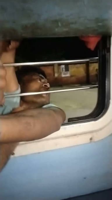 जनहित एक्सप्रेस मे एक मोबाइल चोर को पकड़ा गया और मानसी जंक्शन से खगड़िया तक RPF के हवाले कर दिया गया
सावधान नजर हटी, दुर्घटना घटी, यात्रा के दौरान अपने सामान की सुरक्षा स्वयं करें ।