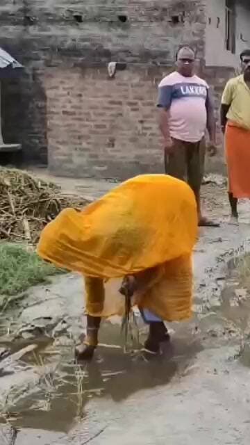 20 साल से सड़क गायब, अब सड़क पर लहलहाएगा धान!