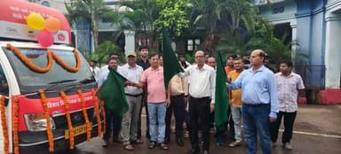 • उप विकास आयुक्त पूर्वी चम्पारण के द्वारा परिवार नियोजन जागरूकता के लिए प्रचार वाहन को हरी झंडी दिखाकर किया गया रवाना|
• जनसंख्या स्थिरता दिवस के अवसर पर सदर अस्पताल मोतीहारी में परिवार नियोजन कार्यक्रम मेला का हुआ उद्घाटन|
• जनसंख्या स्थिरता दिवस के अवसर पर सिविल सर्जन पूर्वी चम्पारण के द्वारा हरी झंडी दिखाकर जागरूकता रैली का किया गया शुभारंभ|
• परिवार नियोजन के अस्थायी संसाधन कंडोम, माला, छाया, अंतरा, गर्भनिरोधक दवाएं वितरित की जा रहीं है
मोतिहारी, 11 जुलाई 26
जनसंख्या स्थिरता दिवस के उपलक्ष्य में परिवार नियोजन पर जन समुदाय में जागरूकता फैलाने के उद्देश्य से पूर्वी चम्पारण जिला अंतर्गत सभी स्वास्थ्य संस्थानों में एवं जिला अस्पताल में परिवार नियोजन मेला का आयोजन किया गया साथ 11 जुलाई से 31 जुलाई तक परिवार नियोजन सेवा पखवाड़ा की शुरुआत का भी उद्घाटन डॉ प्रदीप कुमार डी. डी. सी. एवं सिविल सर्जन दिलीप कुमार सिंह के द्वारा किया गया। मौके पर डॉ. प्रदीप कुमार उप विकाश आयुक्त ने कहा की परिवार नियोजन के प्रति योग्य दंपतियों को जागरूक करना, परामर्श उपलब्ध करना बढ़ती जनसंख्या पर रोक हेतु बेहद जरूरी है। इन्हीं लाभ को आमजनों तक पहुंचाने के उद्देश्य से सदर अस्पताल में ओपीडी के बाहर भी महिला को बंध्याकरण व पुरुष नसबन्दी के बारे में जानकारी देने हेतु स्टॉल लगाकर परिवार नियोजन के बारे में परामर्श दिया जा रहा है साथ ही परिवार नियोजन के अस्थायी संसाधन जैसे कंडोम, माला, छाया, अंतरा, गर्भनिरोधक दवाएं वितरित की जा रहीं है। मौके पर डॉ. दिलीप कुमार सिंह सिविल सर्जन के द्वारा बताया गया की गर्भवस्था के दौरान माँ स्वास्थ्य रहे इसके लिए दो बच्चों के बीच अंतराल की आवश्यकता है इसलिए सभी दम्पतियों को (Healthy Timing and Spacing of Pregnancy) इस विषय पर जागरूक होने की जरूरत है जिससे अनचाहे गर्भ को रोका जा सके साथ unmet need को कम किया जा सके इसके लिए नये गर्भनिरोधक साधन इमप्लान्ट को अपनाना बहुत हीं सुगम है एवं दम्पतियों के लिए बेहतर साधन है|
- पुरुष नसबन्दी भी है आसान प्रकिया:
सिविल सर्जन एवं उपाधीक्षक सदर अस्पताल ने कहा कि सदर अस्पताल के साथ ही जिले सरकारी अस्पतालों में महिला बंध्याकरण व पुरुष नसबन्दी निःशुल्क कराई जाती है। उन्होंने कहा कि महिला बंध्याकरण से पुरुष नसबंदी की प्रक्रिया सरल है। पुरुष नसबंदी को लेकर समाज में कई प्रकार का भ्रम फैला हुआ है। इस भ्रम को तोड़ना होगा। छोटा परिवार सुखी परिवार की अवधारणा को साकार करने के लिए पुरुष को आगे बढ़कर जिम्मेदारी उठाने की जरूरत है। नसबंदी के लिए पुरुष लाभार्थी को 3000 रुपए एवं महिला बंध्याकरण के लिए लाभार्थी को 2000 रुपए की प्रोत्साहन की राशि लाभार्थियों के खाते में भेजी जाती है इसके साथ अस्थाई साधन में जिला अस्पताल मोतीहारी में नये गर्भनिरोधक के साधन इमप्लान्ट प्रत्येक दिन प्रशिक्षित स्त्री रोग विशेषज्ञ के द्वारा लगाया जाता है और यह तीन वर्षों तक कम करता है इससे एक बच्चे से दूसरे बच्चों के बीच आसानी से तीन वर्षों का अंतराल किया जा सकता है|
- सही समय पर विवाह एवं - दो बच्चों के बीच तीन साल का अंतर होना जरूरी:
डीसीएम नंदन झा ने कहा की युवक युवतियों का सही समय पर विवाह होना चाहिए एवं दो बच्चों के बीच तीन साल का अंतर होना जरूरी है इसके लिए जिले की आशा द्वारा लोगों को जागरूक किया जाता है सास बहू सम्मेलन कराया जा रहा है। उन्होंने बताया की जिले में परिवार नियोजन कार्यक्रम चलाए जा रहें है इसके दौरान स्वास्थ्य कर्मियों द्वारा बैनर, पोस्टर, माइकिंग द्वारा लोगों को सही उम्र में शादी, पहले बच्चे में देरी, बच्चों के बीच सही अंतर तथा छोटा परिवार के लाभ के बारे में जागरूक किया जा रहा है।वहीं गर्भनिरोधक उपायो को अपनाने हेतु भी परामर्श दिया जा रहा है।सभी 27 प्रखंडो के हेल्थ एंड वेलनेस सेंटर पर परिवार नियोजन सेवाओं के तहत् प्रदान की जाने वाली सेवा यथा- कॉपर-टी, गर्भनिरोधक सूई/ एमपीए बंध्याकरण एवं नसबंदी की सेवा प्रदान करने पर विशेष रूप से ध्यान केंद्रित किया जाएगा। इसके सफल संचालन हेतु सांसद, विधायक, पंचायती राज संस्था के सदस्य, शहरी स्थानीय निकाय, स्वास्थ्य कर्मी एवं सिविल सोसायटी के सदस्य के साथ ही प्रिंट एवं इलेक्ट्रॉनिक, डिजिटल मीडिया चैनलों का सहयोग लिया जा रहा है साथ हीं पी. एस. आई. इंडिया के प्रतिनिधियों के द्वारा परिवार नियोजन कार्यक्रम के क्रियान्वयन में सराहनीय तकनीकी सहयोग प्रदान किया जा रहा है|
मौके पर उप विकास आयुक्त डॉ. प्रदीप कुमार, सीएस डॉ दिलीप कुमार सिंह, एसीएमओ डॉ. एस. एन. सत्यर्थी, डीसीएम नंदन झा, अस्पताल प्रबंधक कौशल दुबे, जिला प्रबंधक पी.एस.आई. इंडिया अमित कुमार, जिला समन्वयक सी3 आदित्य राज, जननी सूर्या क्लिनिक के प्रतिनिधि दीपक कुमार एंव समरेन्द्र ठाकुर व अन्य लोग उपस्थित रहे।
Information & Public Relations Department, Government of Bihar Bihar Health Department