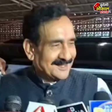दतिया उपचुनाव पर बड़ा बयान! भोपाल पहुंचे पूर्व गृह मंत्री डॉ. नरोत्तम मिश्रा ने टिकट कटने के बाद पहली बार साफ कहा— 🗣️ "मैं आशुतोष तिवारी के पक्ष में प्रचार करूंगा।" उन्होंने कहा—
✅ "मैं कोई दुखी नहीं हूं।"
✅ "पार्टी फोरम पर अपनी बात रखूंगा।"
✅ "कार्यकर्ताओं से अपील है कि पार्टी के फैसले को स्वीकार करें।"
✅ "हम पार्टी का हर आदेश मानेंगे।"
✅ "हां, मैंने नामांकन फॉर्म लिया था।"
नरोत्तम मिश्रा के इस बयान से साफ संकेत मिला कि वे संगठन के फैसले के साथ खड़े हैं और भाजपा प्रत्याशी आशुतोष तिवारी के समर्थन में चुनाव प्रचार करेंगे। क्या आपको लगता है कि नरोत्तम मिश्रा के प्रचार से दतिया उपचुनाव में भाजपा को फायदा होगा? अपनी राय कमेंट में जरूर बताएं।
#NarottamMishra #AshutoshTiwari #DatiaByElection #Datia #BJP #MadhyaPradesh #MPPolitics #BreakingNews #MadhyaPradesh #NarottamMishraNews #Bhopal #Election2026 #MPNews #HindiNews